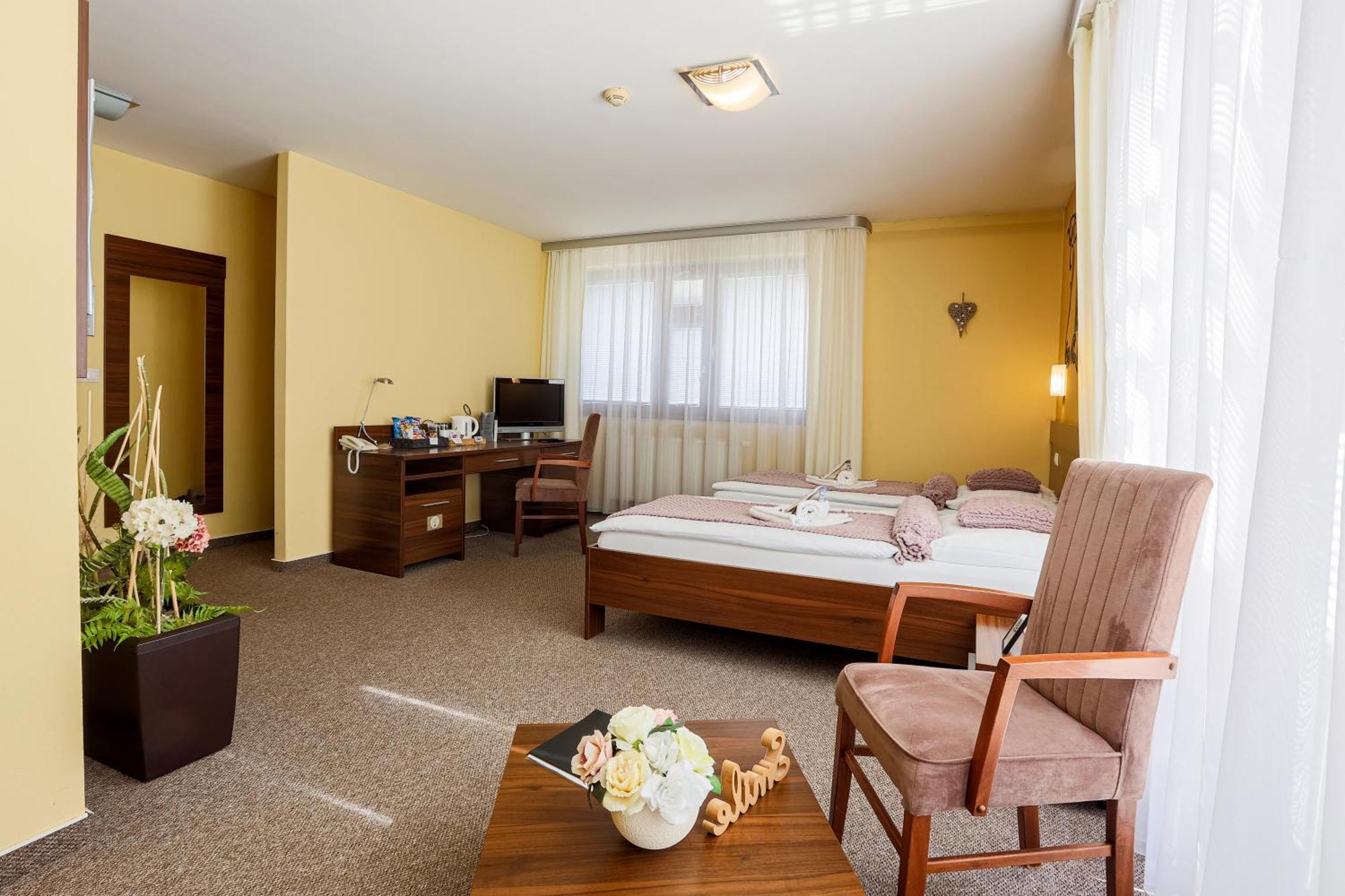 Grand Hotel Senica, Garni Exterior foto